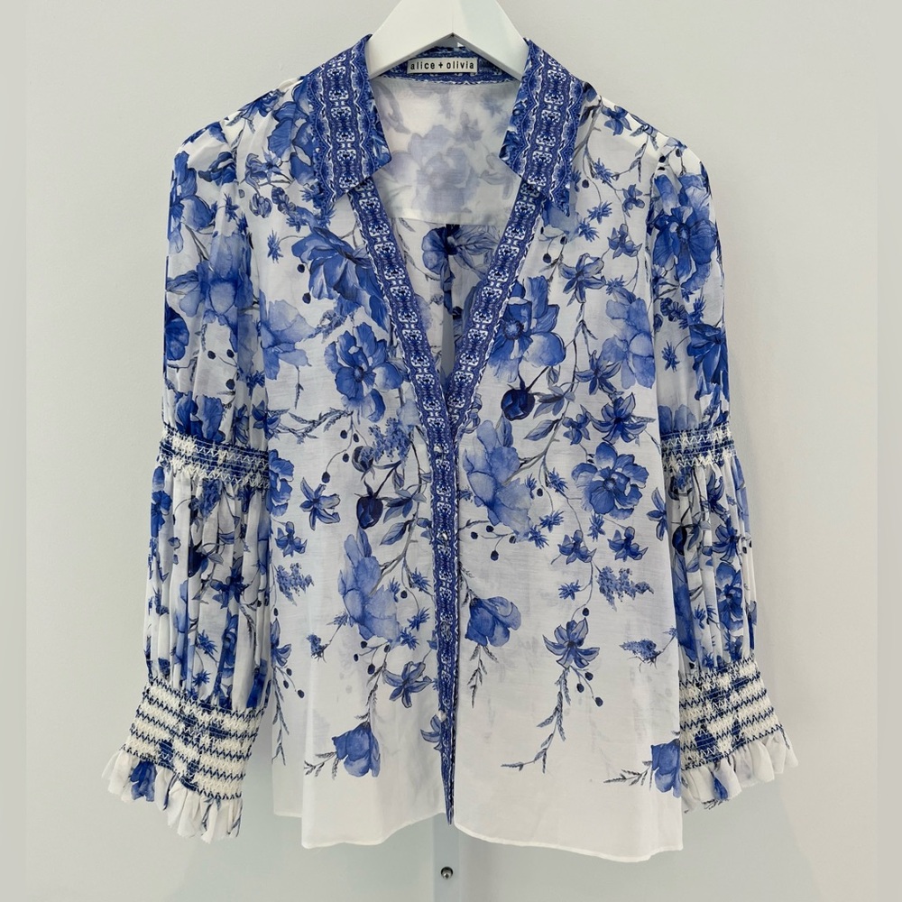 ALICE + OLIVIA BLUE & WHITE FLORAL PRINT TOP SIZE M NWOTS!